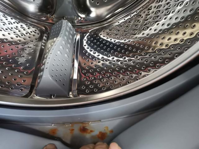 Màng bao và lót cao su của máy giặt lồng ngang nếu không được lau sạch và thoát khí tốt, dễ sinh ra ẩm mốc.