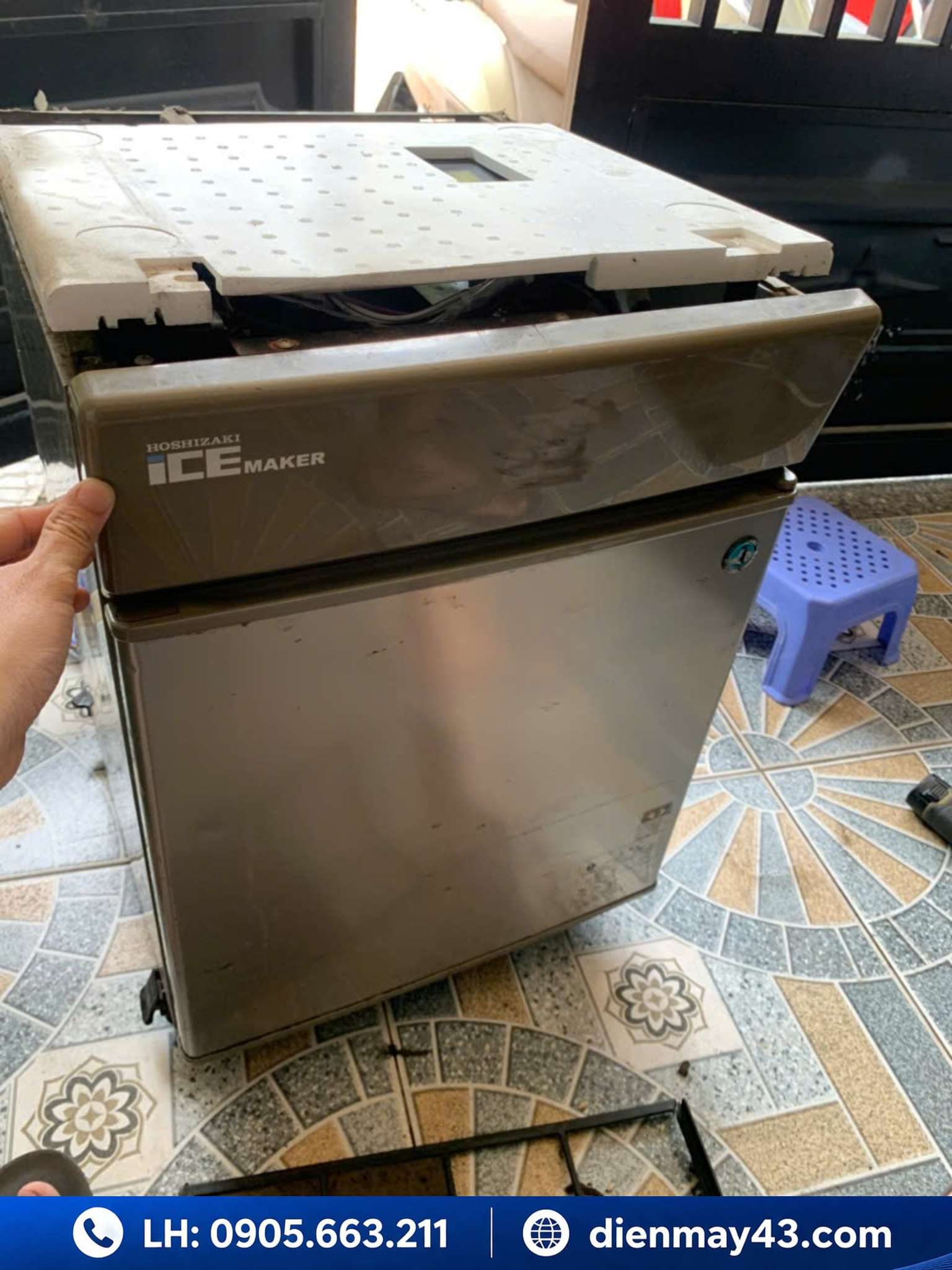 Hình ảnh sửa máy làm đá Hoshizaki tại Đà Nẵng khi thiết bị không hoạt động và cần kiểm tra hệ thống bên trong. Kỹ thuật viên Điện Máy 43 tiến hành tháo máy, kiểm tra bo mạch, hệ thống làm lạnh và xử lý lỗi không ra đá. Dịch vụ sửa máy làm đá Hoshizaki tận nơi, nhanh chóng và hiệu quả.