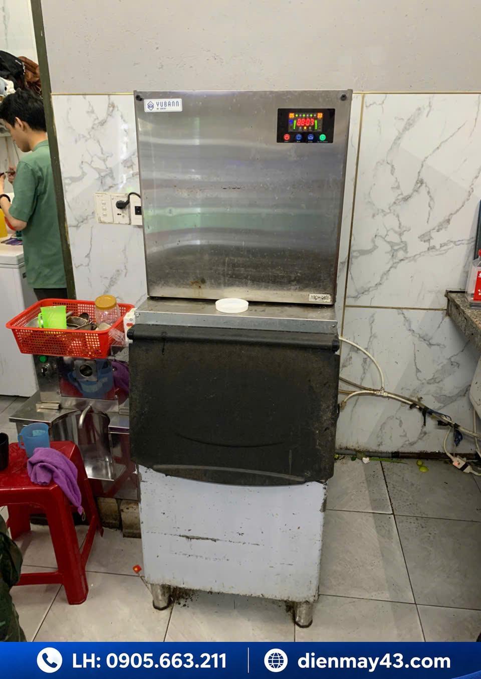 Hình ảnh sửa máy làm đá Yubann tại Đà Nẵng khi thiết bị gặp sự cố không hoạt động. Kỹ thuật viên tiến hành kiểm tra hệ thống, xác định nguyên nhân như lỗi bo mạch, thiếu gas hoặc hỏng linh kiện bên trong. Dịch vụ sửa máy làm đá Yubann chuyên xử lý các lỗi như không ra đá, máy không chạy hoặc báo lỗi hệ thống. Cam kết sửa chữa nhanh chóng, hỗ trợ tận nơi và đảm bảo máy hoạt động ổn định sau khi sửa.